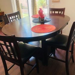 Almost new table with 4 chairs.