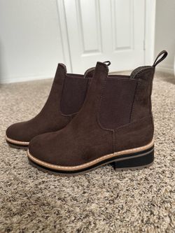 Chelsea boots in dark brown size 7