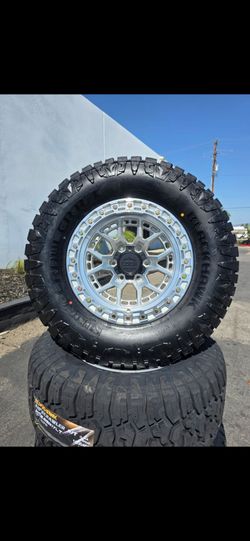 17" LOCK w/ 33" RT tires LT285-70R17