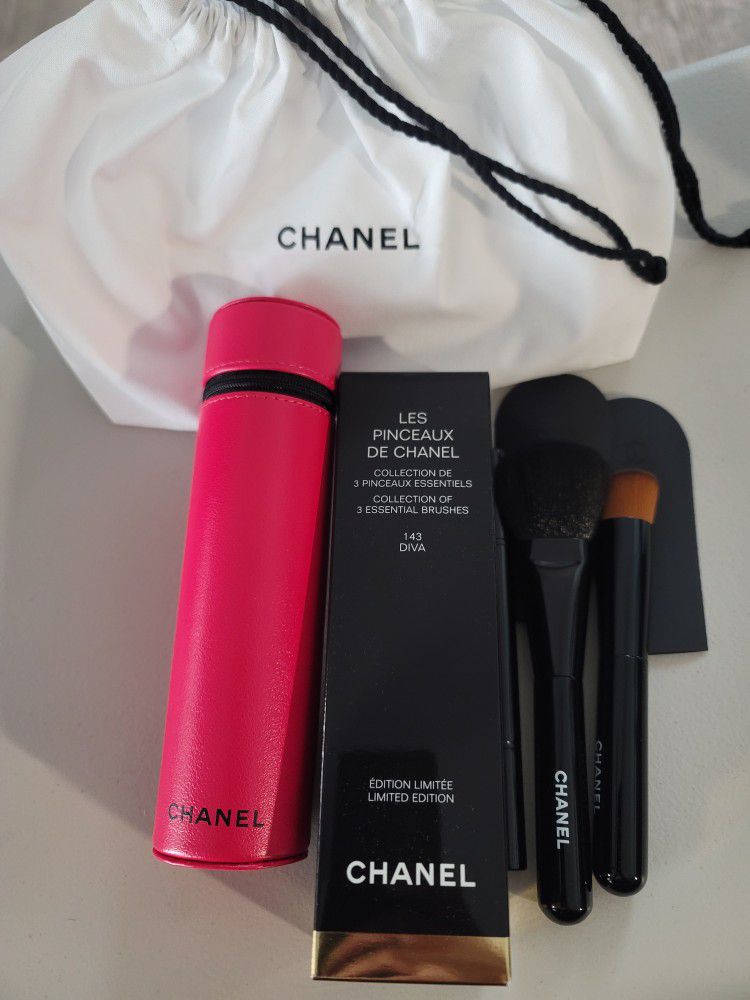 Chanel DIVA 3 Brush Set. Comes with a Chanel White Pouch for Sale in  Irwindale, CA - OfferUp