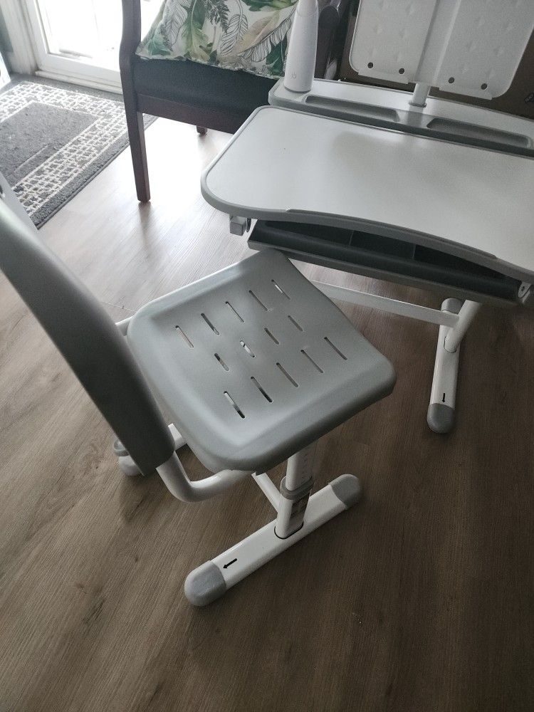 Kunaba Kids Adjustable Writing Desk 25
