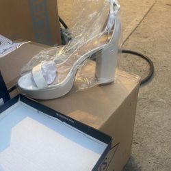 vendo sapatilla  a un dolar el par son dos cajas numero 10  train 10 pares  cada caja