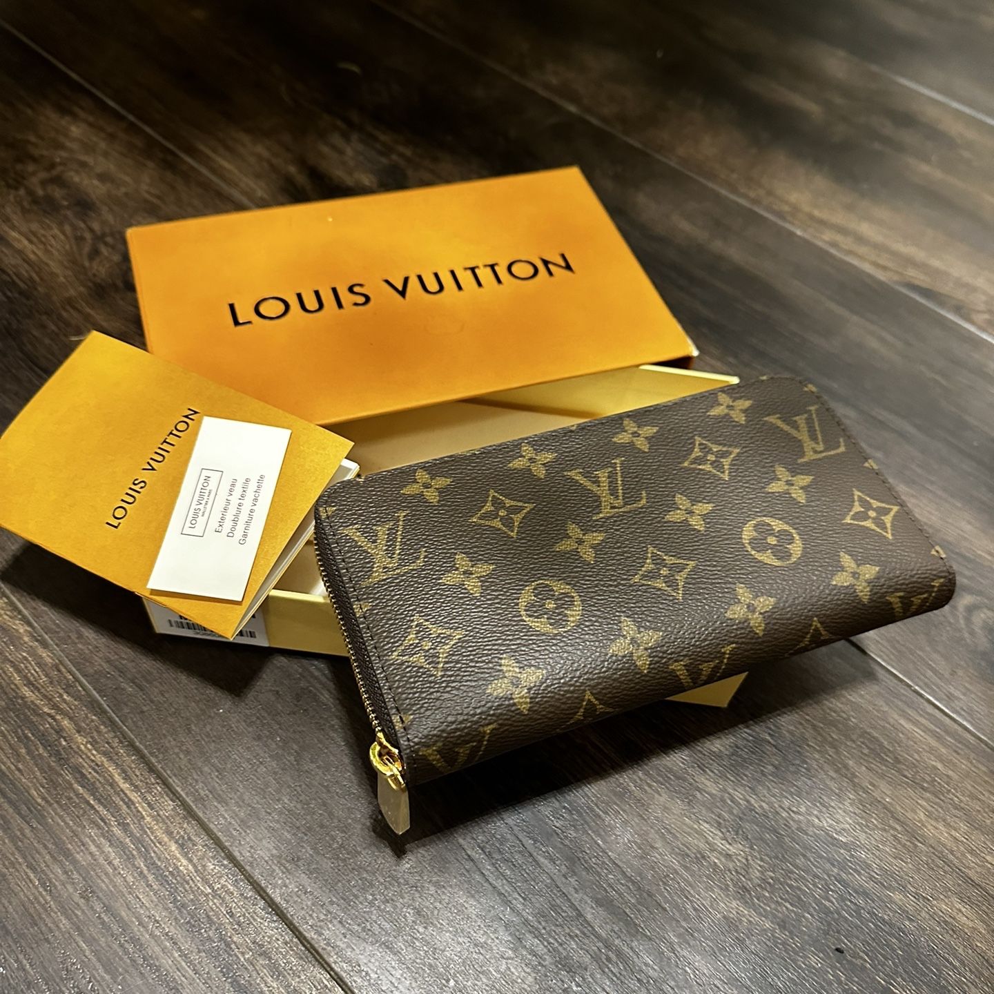 LV Zippy wallet 