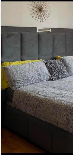 King  beset with dresser &. Nightstand