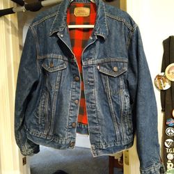 VINTAGE. LEVI  JEAN JACKET WITH LINING. SIZE.  48.  EQ XLG. MENS  70 BUCKS