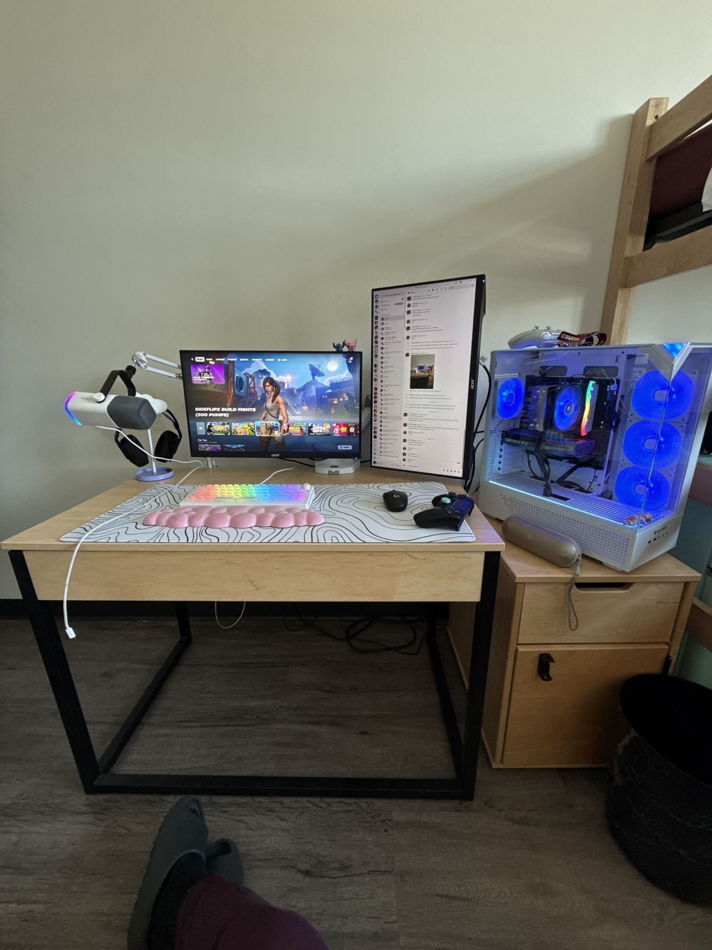 DUAL MONITORS WITH MOUNT