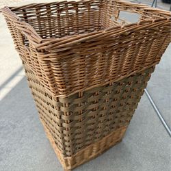 Large Laundry Basket 22” – Good Condition