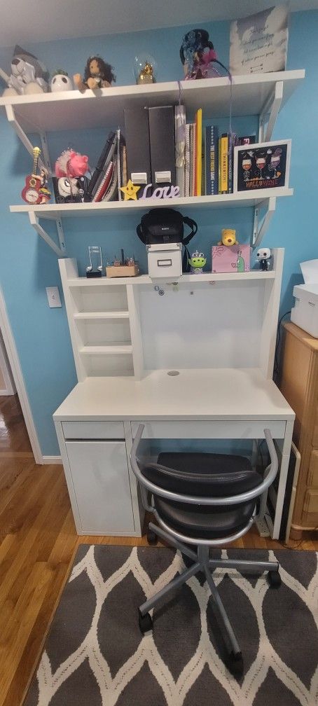 Desk And   Shelfs