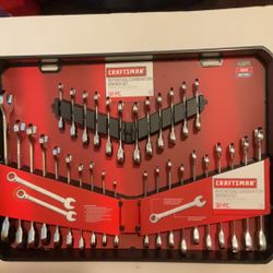 Brand New Craftsman 32 Piece Ratcheting Combination Wrench Set Metric and Standard.      150 Firm on Price.      150 Firme en Precio.