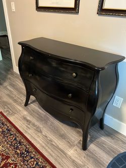 Bombe chest (dresser)