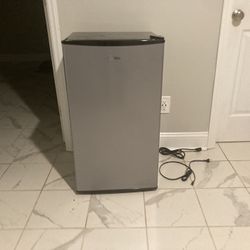 Mildea 3.3 Cubic Feet Refrigerator