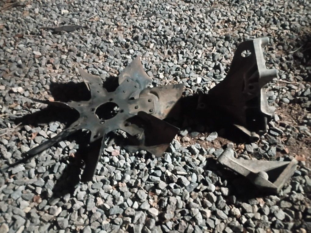 1997 grand cherokee lower alternator bracket and air conditioning stand and fan