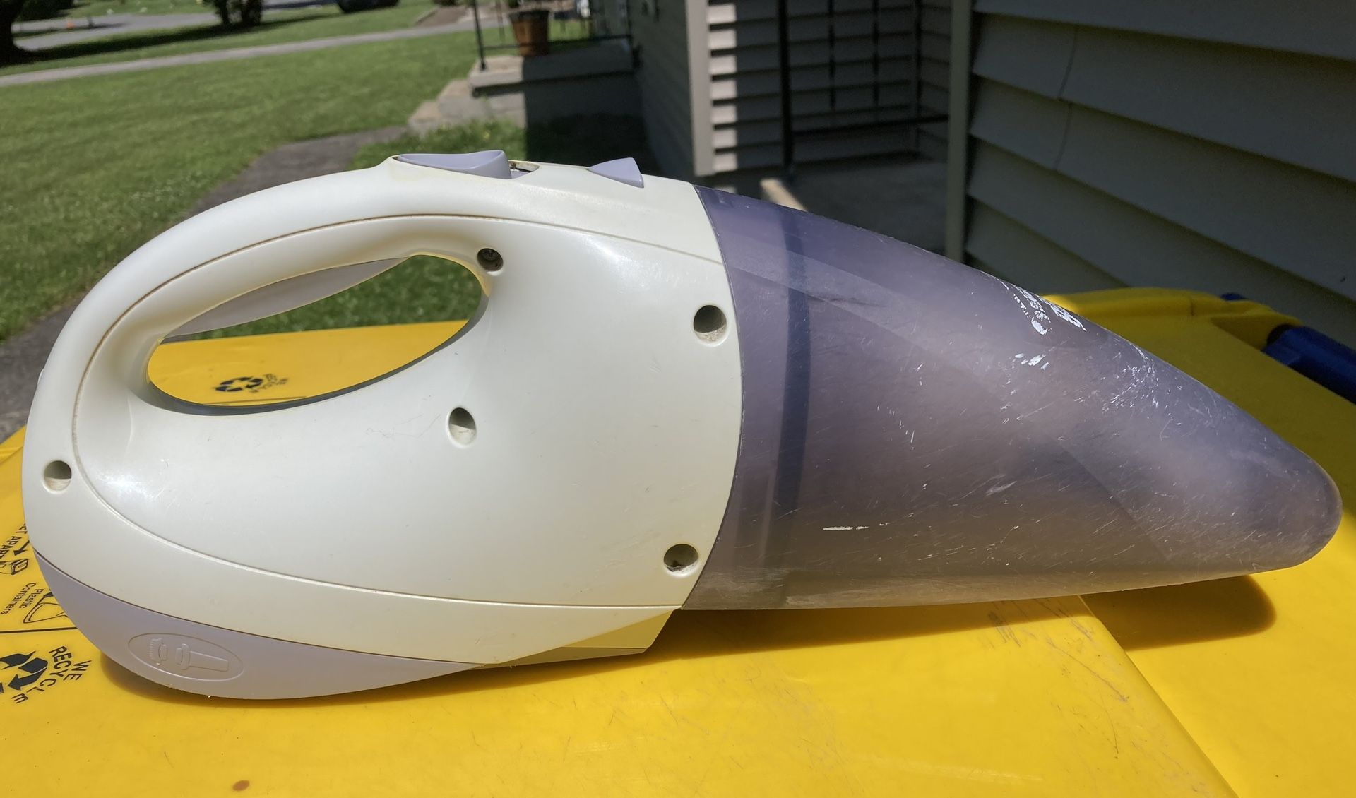 BLACK & DECKER DUST BUSTER 9.6V HAND HELD VACUUM