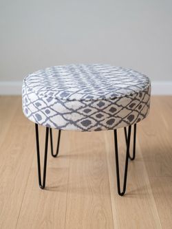 Selling a pouf ottoman, 19.5 x 19.5 x 17 inches.