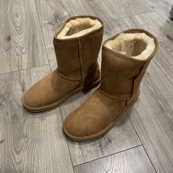 Size 7 Women  Short Boot 