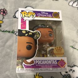 Funko pop Pocahontas with gold leaves ( and pin) 