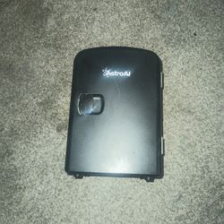 Mini Fridge  Can Cool Or Warm Things 