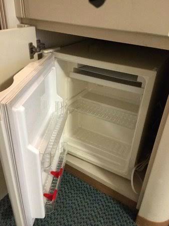Plain White Hisense Refrigerator,kitchen Wardrobe