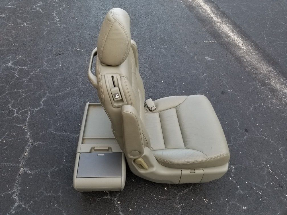 2006 Honda Odyssey 2nd Row Passenger Seat and Center Console