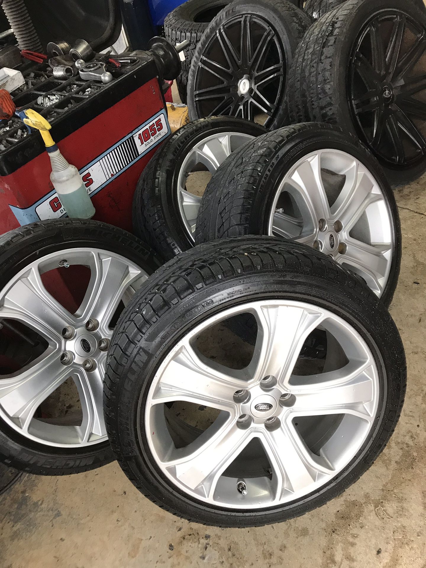 For sale land rover Range Rover 2013 supercharger 20 rims wheels and Michelin tires and lugs Rims and tires like new the lugs nuts are also new
