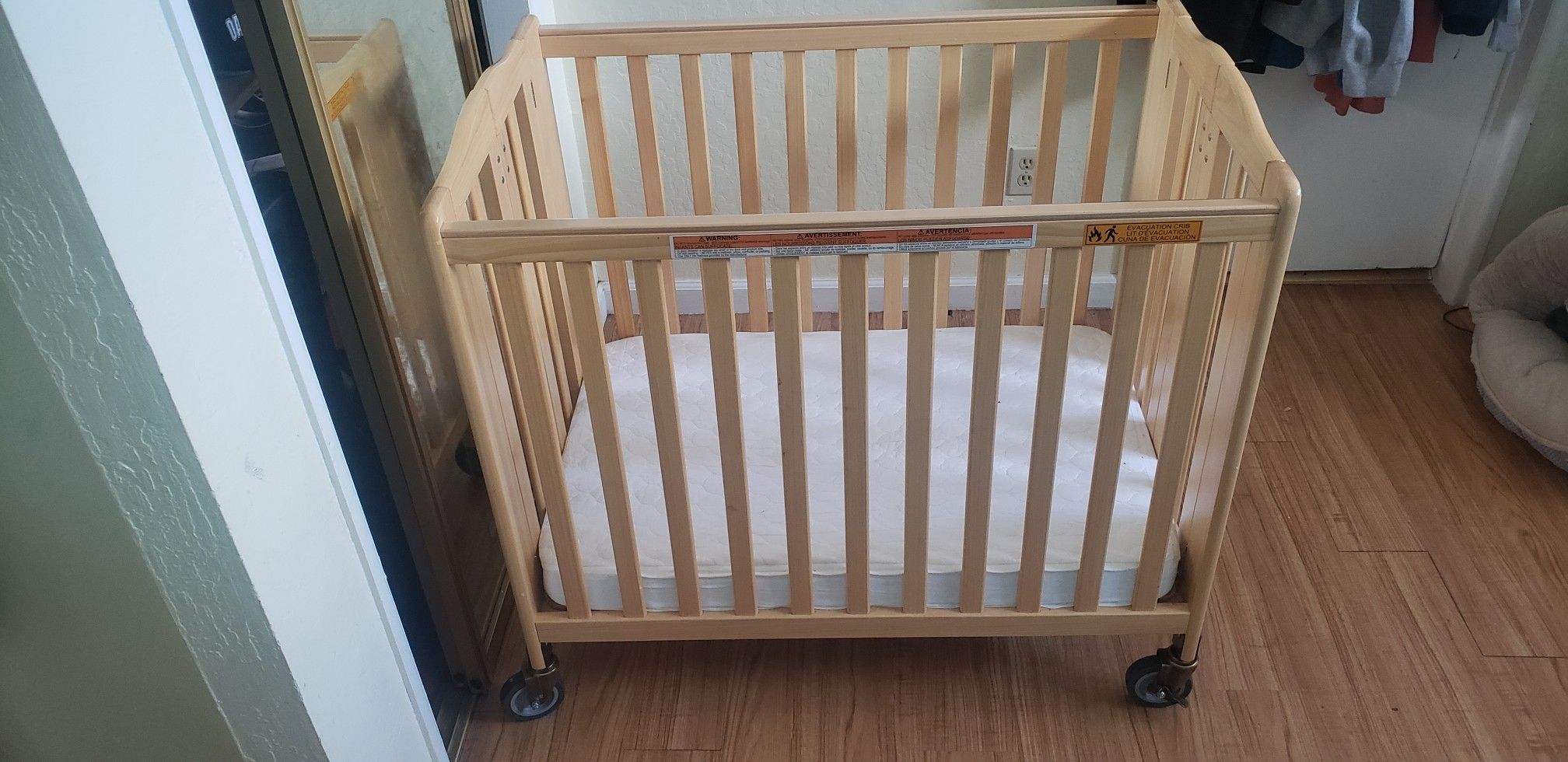 Delta Children Delta Freeport Foldaway Child Care Fixed-Side Crib