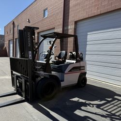 forklift Nissan pneumatic LPG, 9,000 lb.