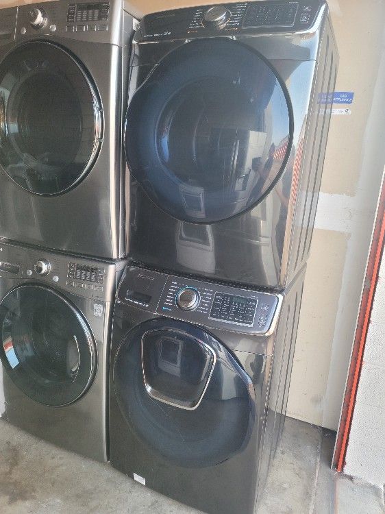 Samsung AddWash 4.5cu Ft Front Load Washer And Stackable Gas Dryer Set In Black Stainless Steel