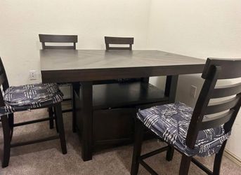 Dining table with 4 chairs (extendable to 6 seats)