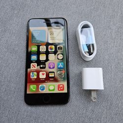 iPhone 7 - UNLOCKED - Like New 