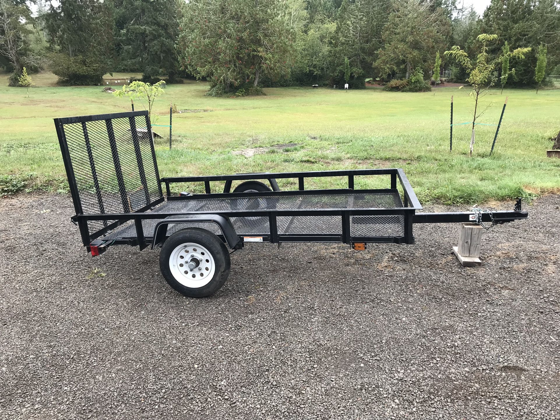 5' x 8' Wire Mesh Utility Trailer with Ramp Gate - Lowes - Location Lakebay on Key Peninsula