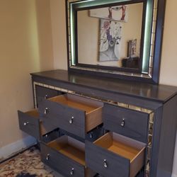 Dresser With Vanity Mirror 