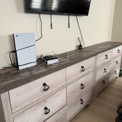 Furniture/beds/dressers 