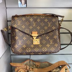 LOUIS VUITTON PURSE !! $700 JUST FOR TODAY & TOMORROW!! ( MANAGER'S SPECIAL  && READ DESCRIPTION ) for Sale in San Antonio, TX - OfferUp
