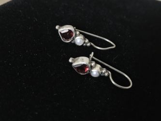 Beautiful pure 925 silver earring with pearl and ruby color stone