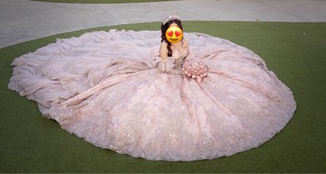 Vestido de 15 años con ramo es usado Vestido de 15 años con ramo es usado