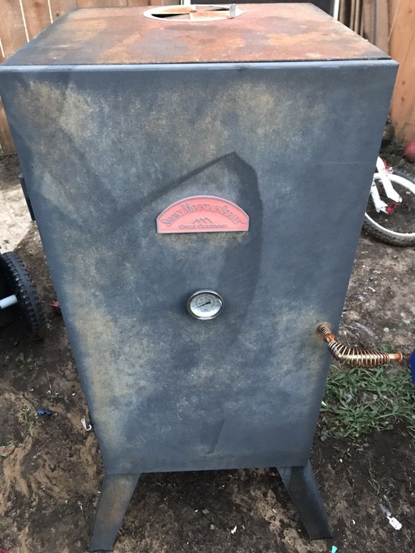 Smoky Mountain Series Great Outdoors charcoal smoker