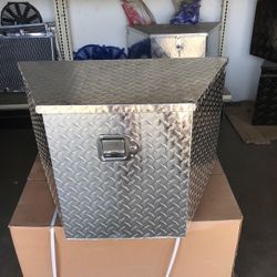 Aluminum trailer tool box