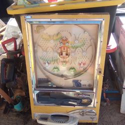 A Old Vending Machine Pacinko Machine 