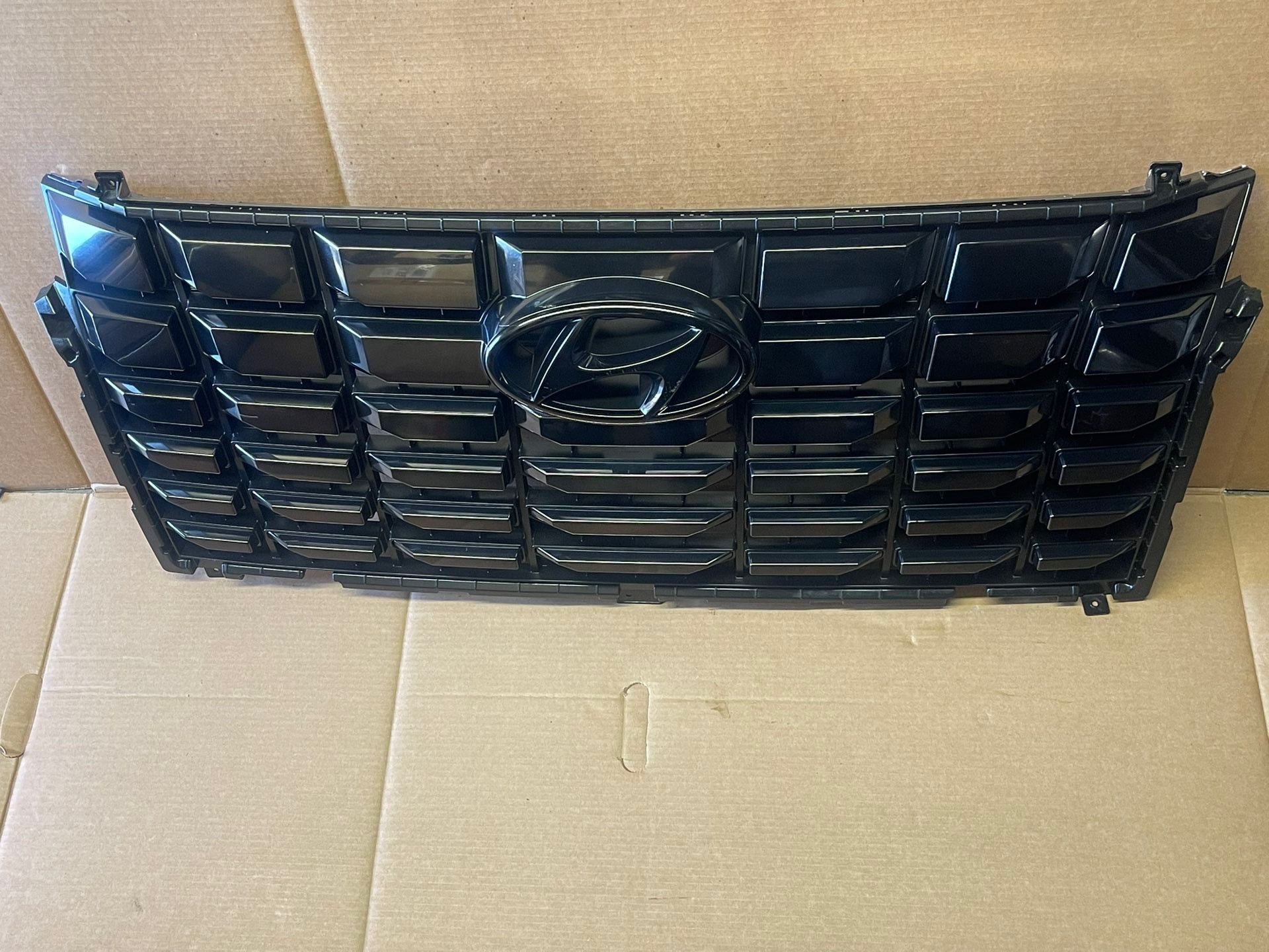 CENTER GRILLE W/ Emblem 23-24 Hyundai Palisade Black Gloss Grille OEM 863B5S8CB0