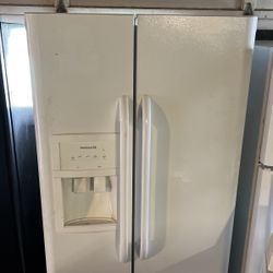 Frigidaire Side-by-side icemaker looks like New