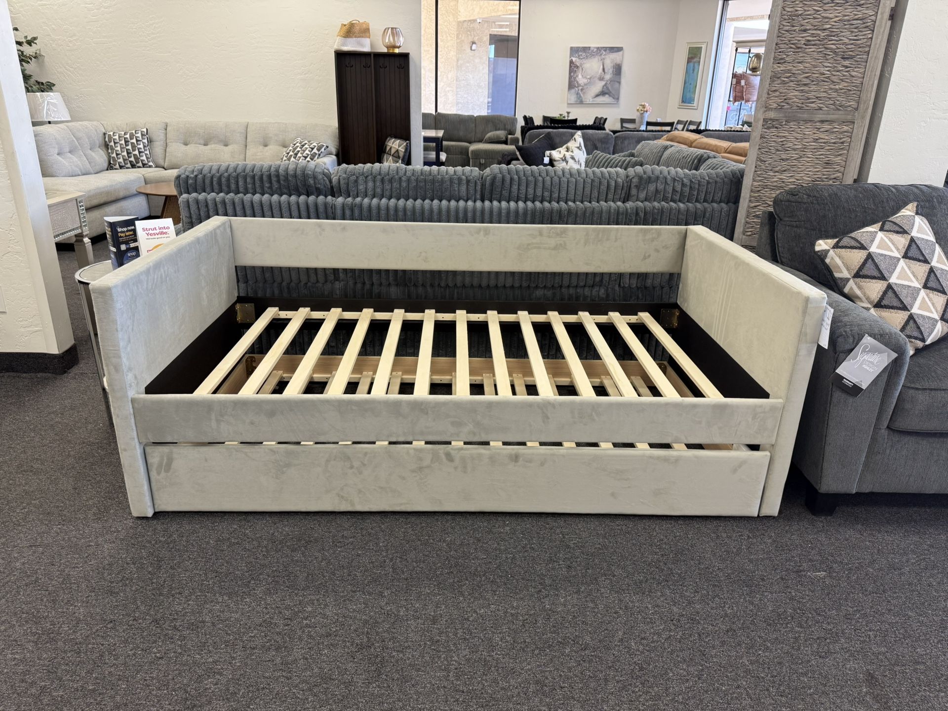 Day Bed With Trundle