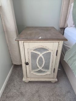 2 side tables /nighstands