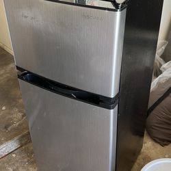 Insignia Mini Fridge/freezer
