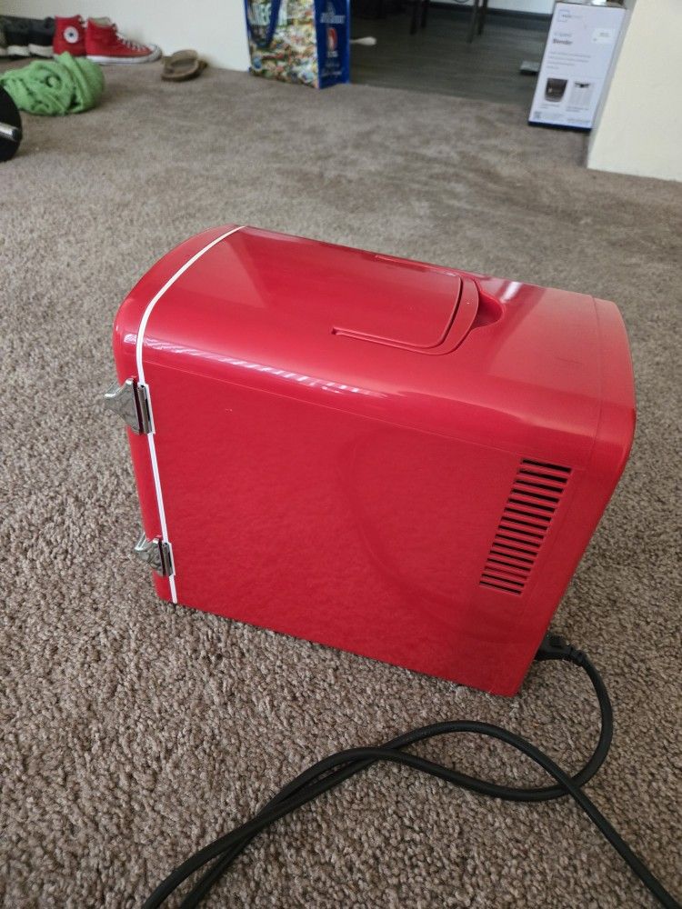 Mini fridge 