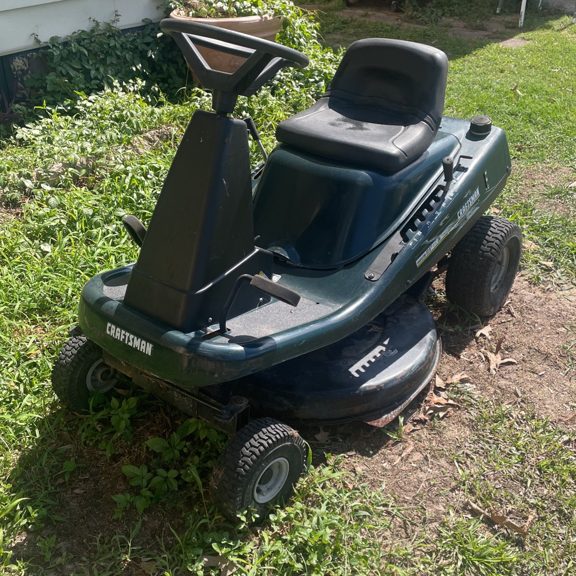 CRAFTSMAN Riding Lawnmower 13.5 HP 30” for Sale in Porter, TX - OfferUp