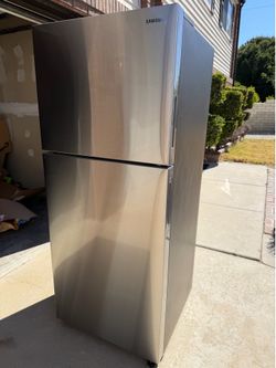 Samsung refrigerator good deal almost brand new