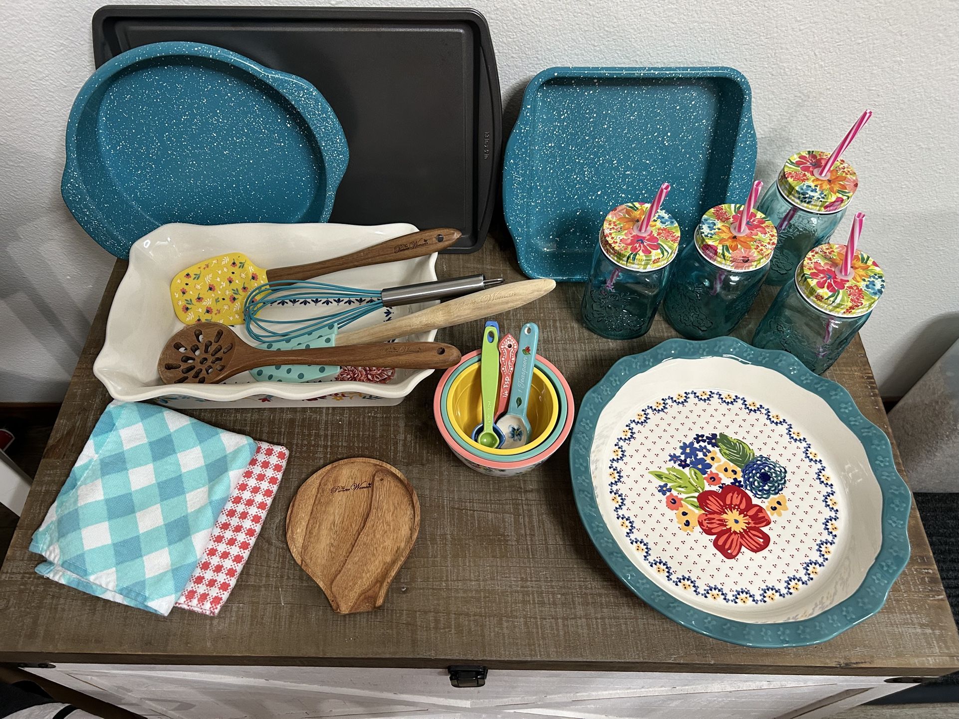 Bakeware. Most Pioneer Woman Plus Set Of Glasses. Excellent Condition 