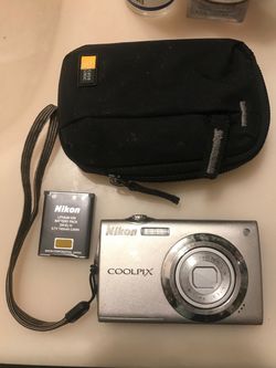 Nice Nikon digital camera battery and carrying case needs charger only $40