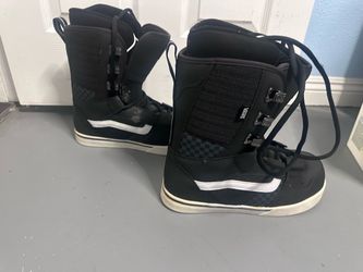 Snowboard boots