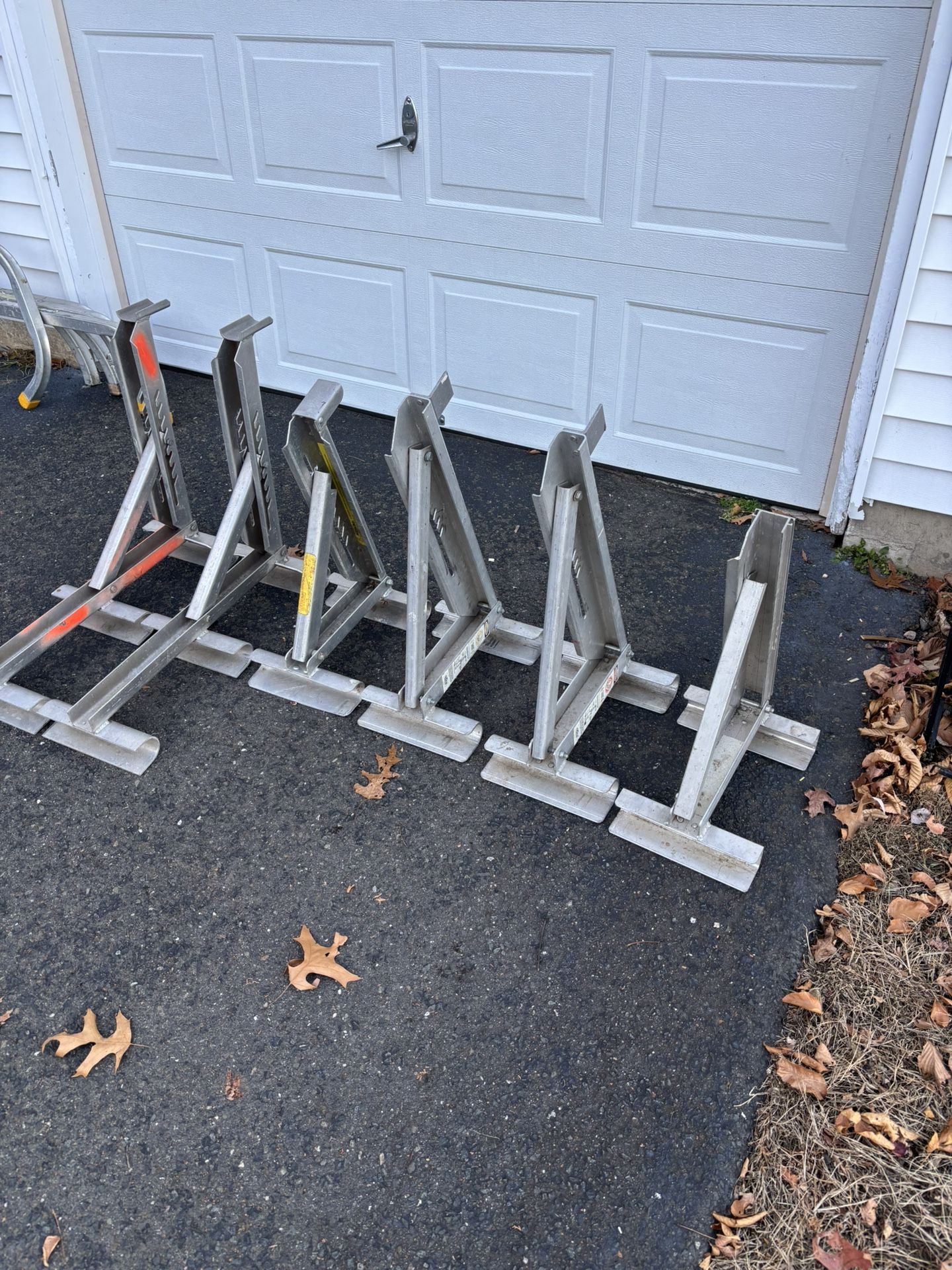 Ladder jacks
